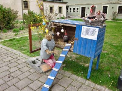 Gerade hat Tante Berta stolz ein Ei gelegt, da ist Stups auch schon zur Stelle. Er braucht Eier, also schlüpft er kurzerhand unter ihren Bauch. Tante Berta ist davon nicht begeistert, aber pragmatisch: Sie brütet ihn kurz mit aus. Ob das die erhoffte Ausbeute bringt? Man darf gespannt sein.